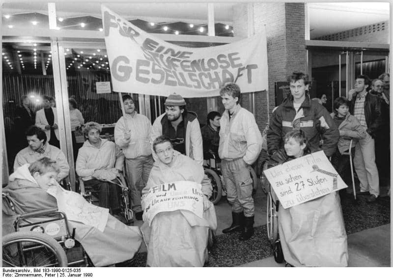 bundesarchiv bild 183 1990 0125 035 berlin demonstration von behinderten